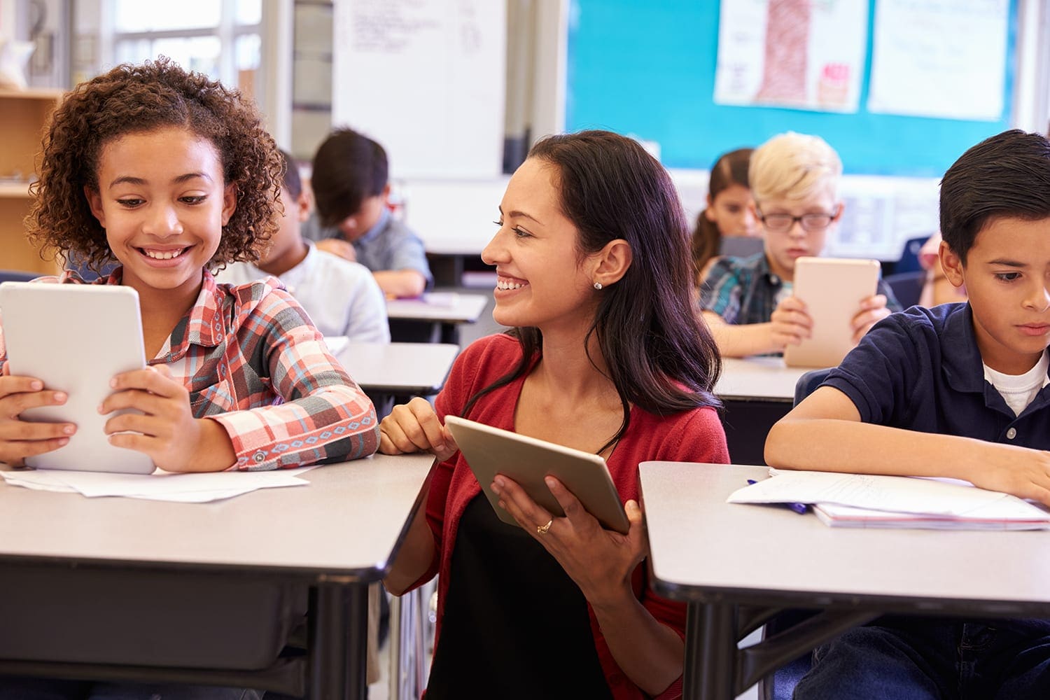 Students get. Учитель среди детей. School and pupils работа. Elementary School student. Преподавательница элементари.